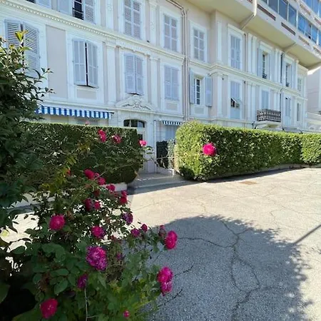 Centre Au Calme Avec Parking Prive 아파트 *